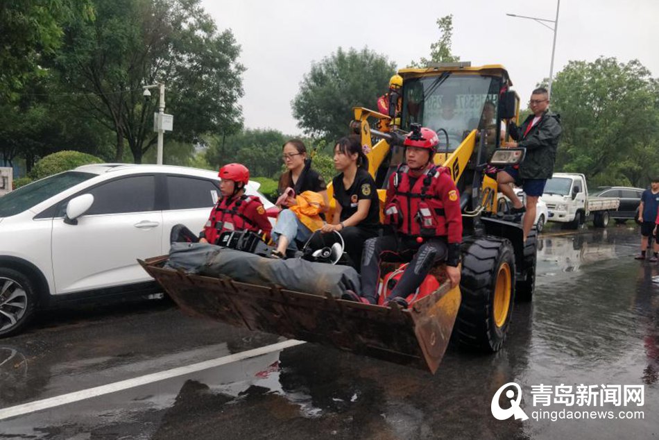 出发转战新乡高铁站,他和战友们使用推土机将受灾群众运过涉水路段