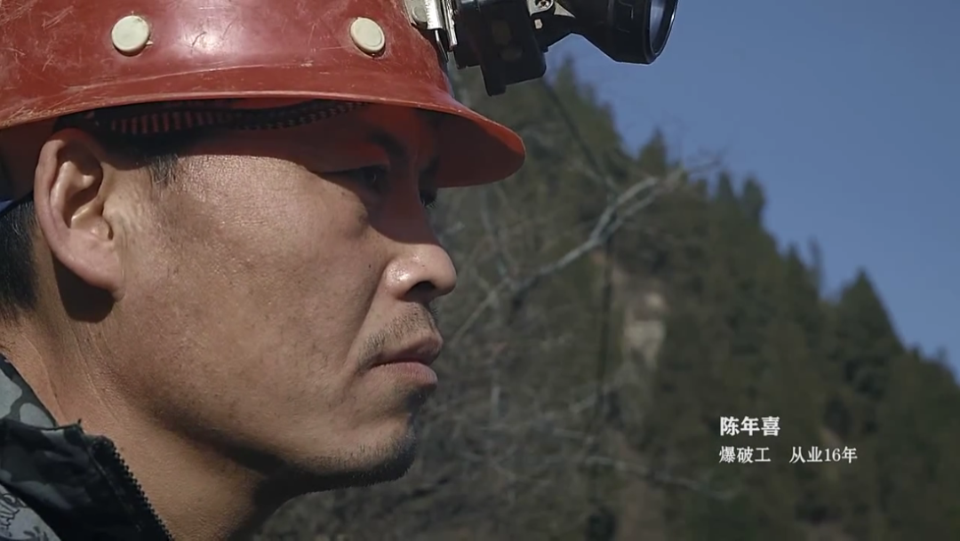 他用炸药箱当书桌记录了5000米地下的另一个世界同读一本书