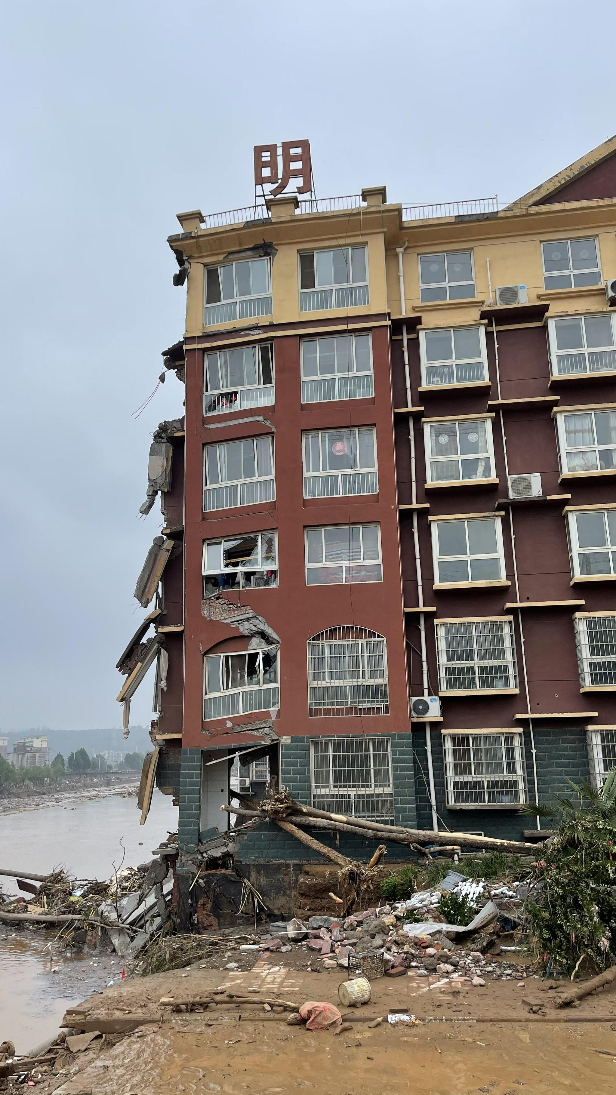 明月新村小区7号楼靠近河边的一侧楼体垮塌。新京报记者 王瑞文 摄