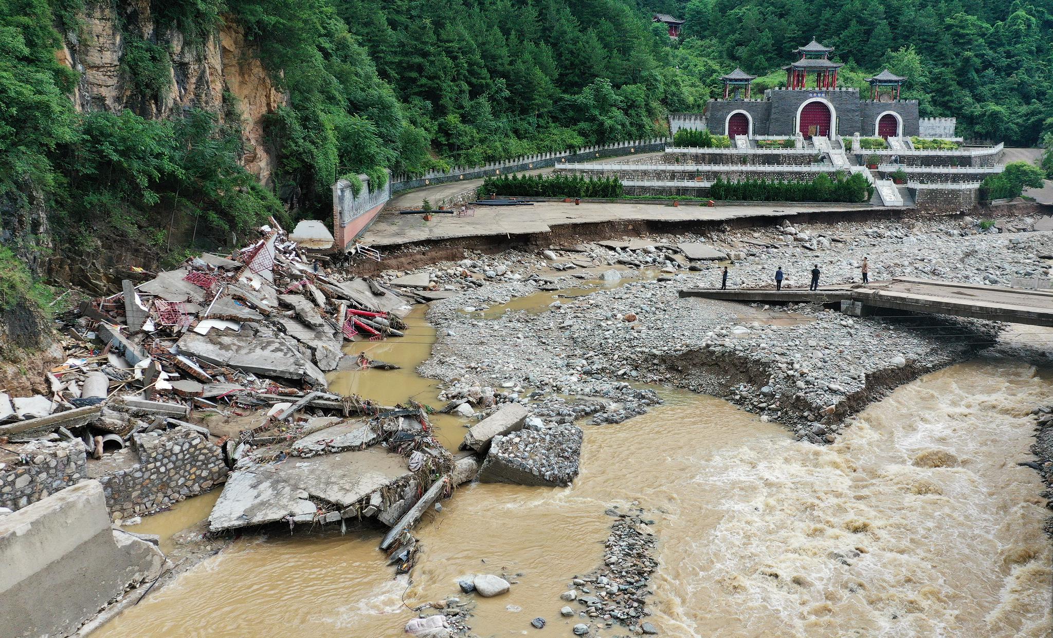 陕西洛南:暴雨致多乡镇道路电力通信中断