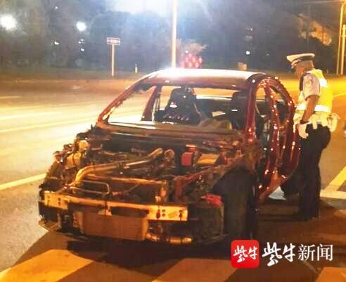 惊呆！男子开“车架子”上路，车门车玻璃全无，车辆线路完全暴露休闲区蓝鸢梦想 - Www.slyday.coM