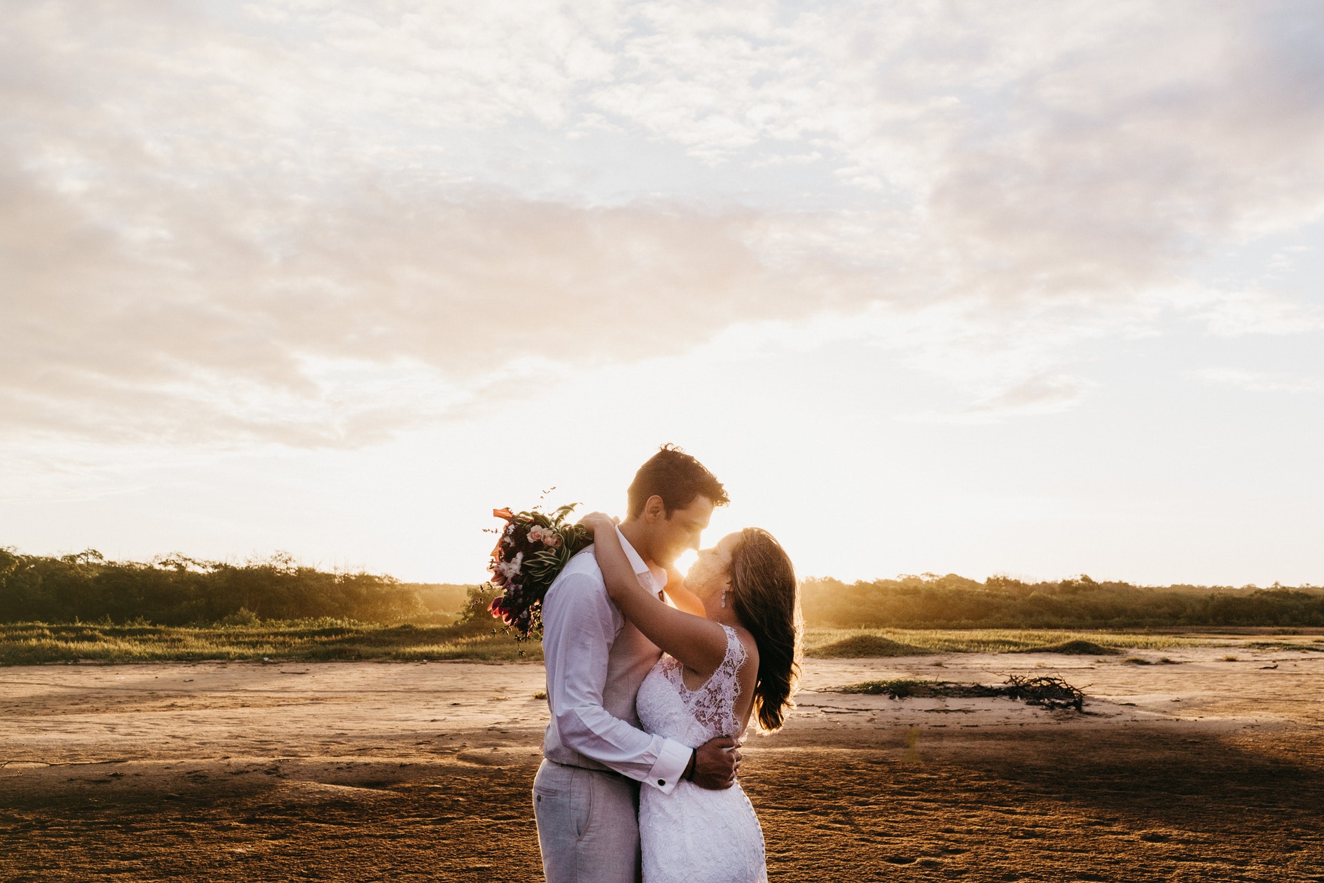 恋人之间需要互相讨好吗现实越残酷爱情可以越甜蜜