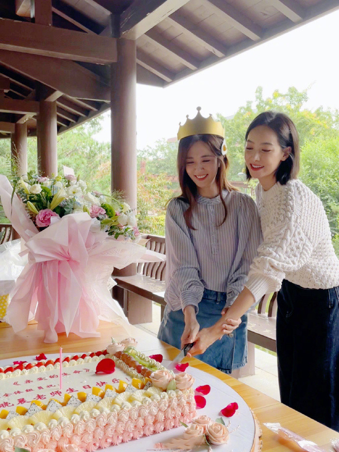 王晓晨庆祝33岁生日穿条纹衬衫端庄大方闺蜜宋茜穿毛衣像过冬