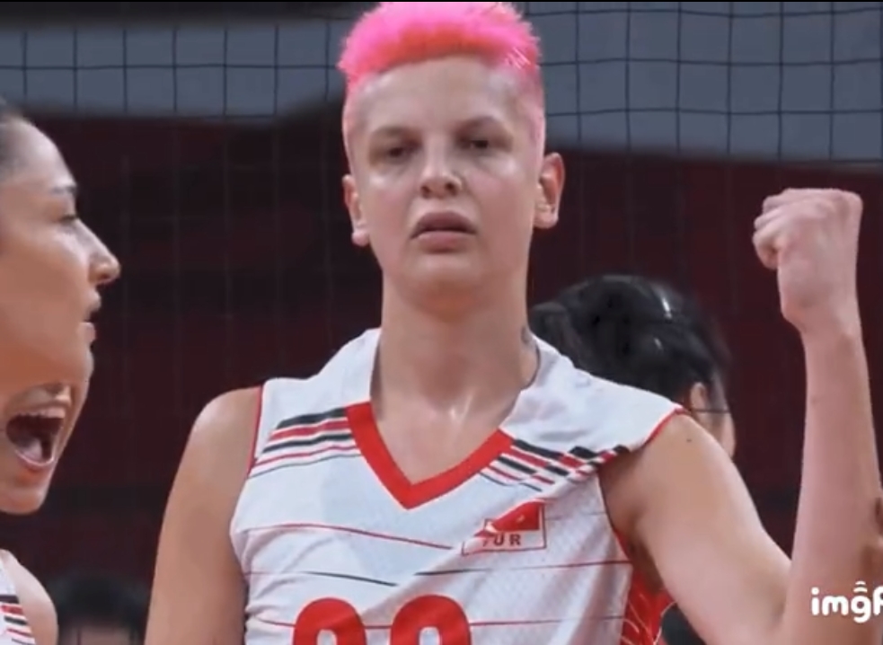 奥运战报:0-3!中国女排惨败土耳其!粉头发的卡拉库尔特打疯了