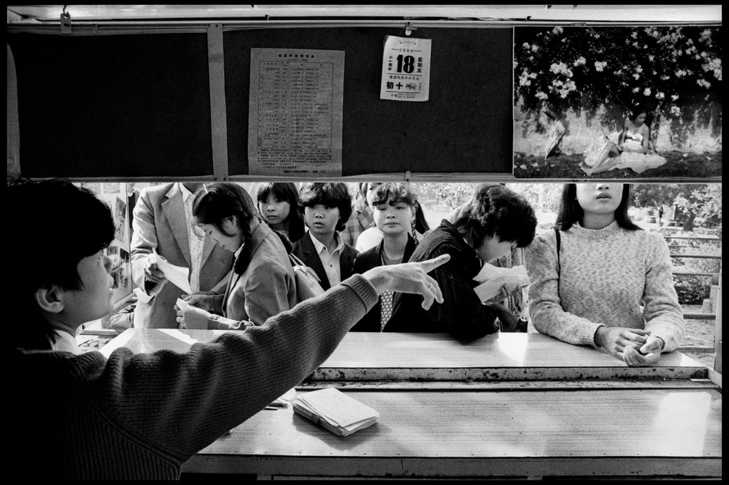 老照片  1988年福建泉州  游客坐在老君岩上拍照留影休闲区蓝鸢梦想 - Www.slyday.coM