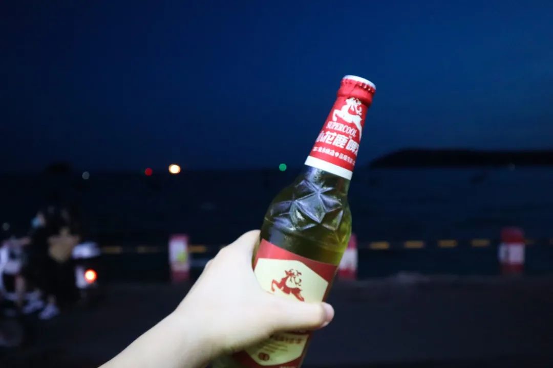 对着海喝点小酒,别有一番滋味.