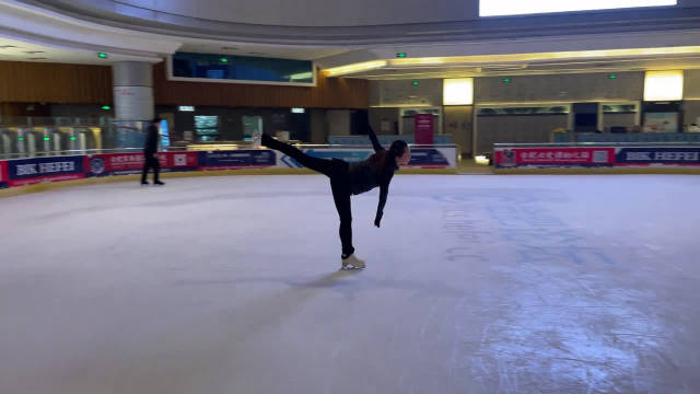 花样滑冰日常训练,特别的拍摄角度燕式好像更好看了