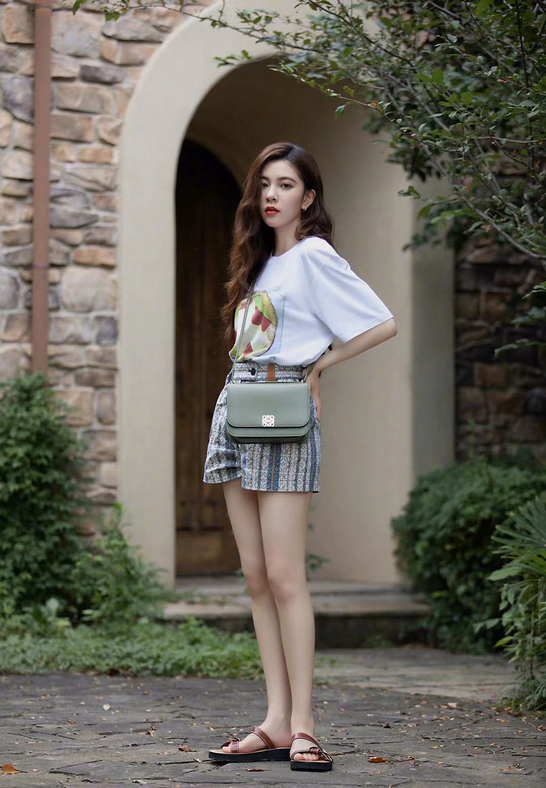 宋妍霏穿白t恤搭配竖条纹短裤气场不输18岁少女