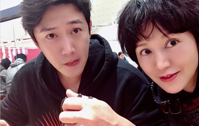 鲍蕾晒女儿弹吉他照片,12岁的贝儿颜值超高,和陆毅一模一样!休闲区蓝鸢梦想 - Www.slyday.coM 鲍蕾晒女儿弹吉他照片,12岁的贝儿颜值超高,和陆毅一模一样!休闲区蓝鸢梦想 - Www.slyday.coM