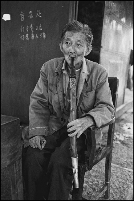 老照片  1988年福建泉州  游客坐在老君岩上拍照留影休闲区蓝鸢梦想 - Www.slyday.coM