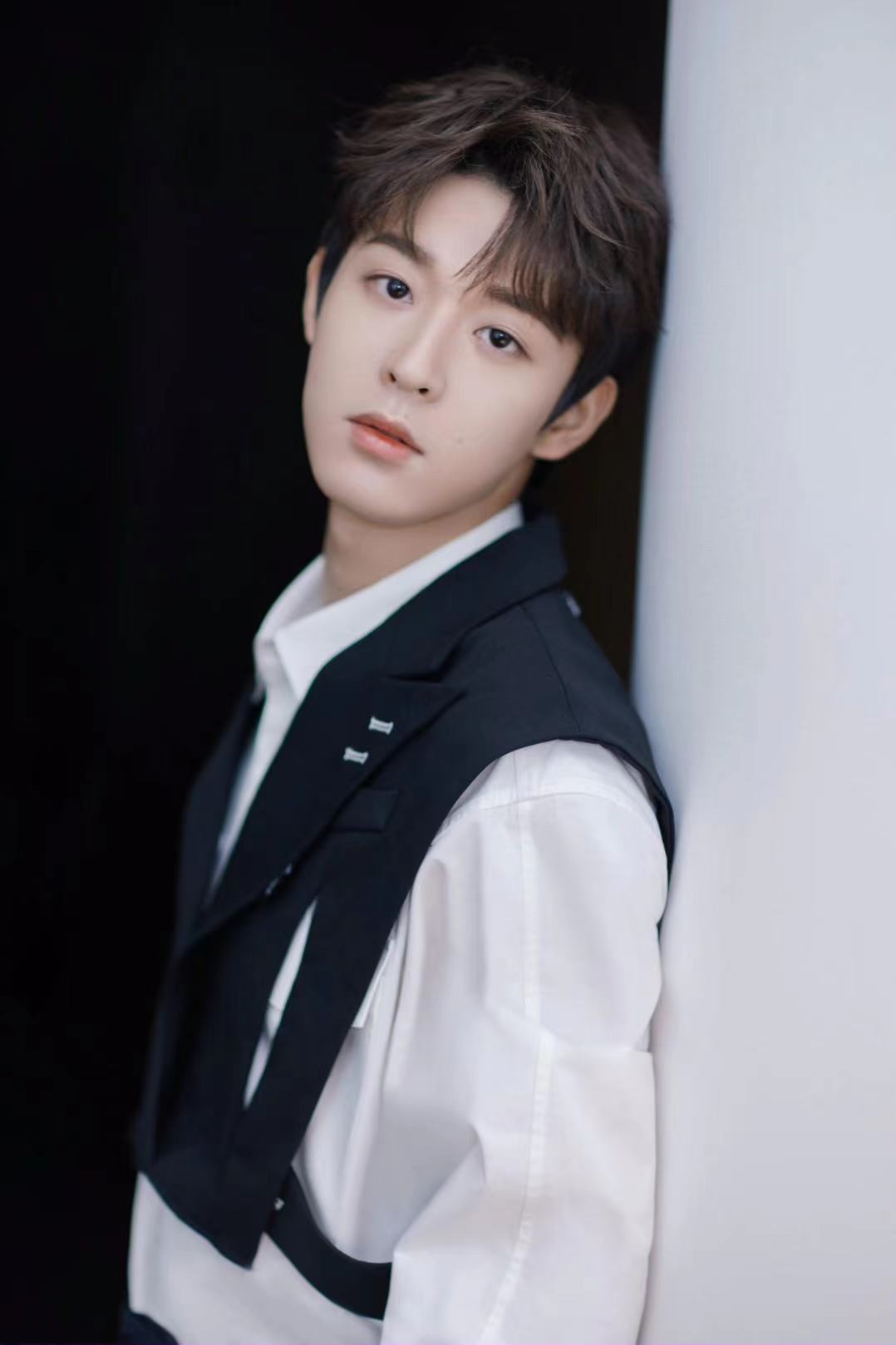 吴宇恒黑白配穿搭来了,秋季照着穿都很帅