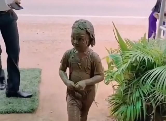 浙江台州一女子寻找女儿,看到一个“小泥人”,拿根藤条追了上去休闲区蓝鸢梦想 - Www.slyday.coM