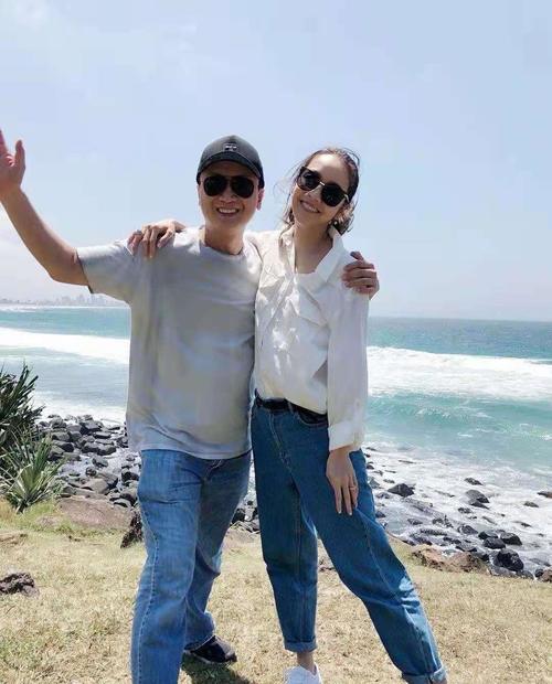 侯佩岑晒照为老公黄伯俊庆生父子颜值瞩目侯佩岑大方表露爱意