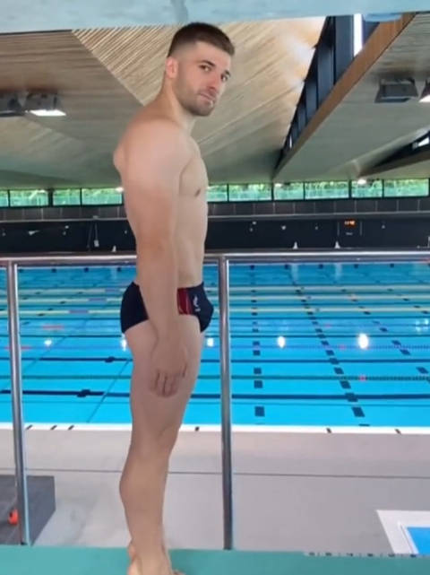 法国跳水运动员为明天比赛做练习