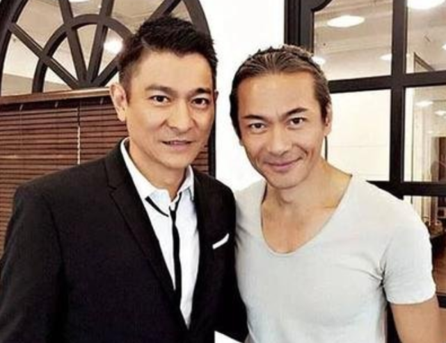 58岁江华近况曝光,与大8岁妻子甜蜜逛街,姐弟恋相爱相守30年