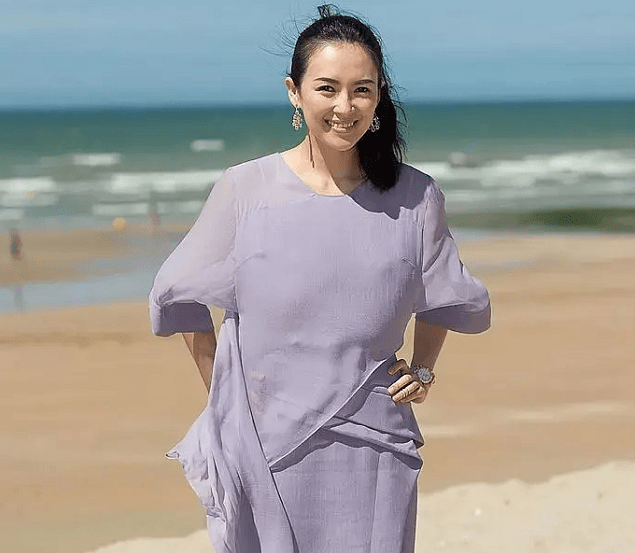 章子怡"海边旧照"被扒,穿紫色纱裙松松垮垮,皮肤黝黑略显成熟