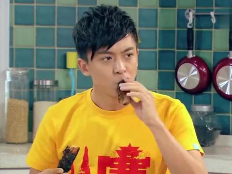 曾小贤吃着奢华版手抓饼,张伟看着手里炸糊的油条,悲惨啊