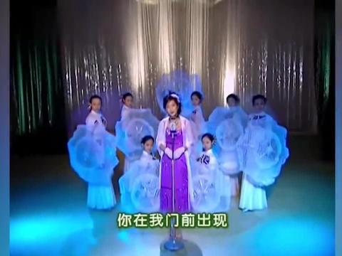 情深深雨蒙蒙依萍在台上唱歌众人在台下欣赏为她捧场