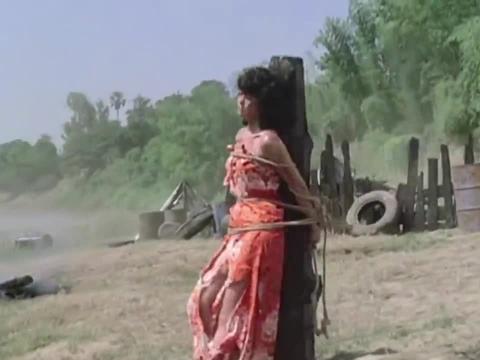 敌人太狠了抓住女人直接绑在木桩上暴晒可惜了