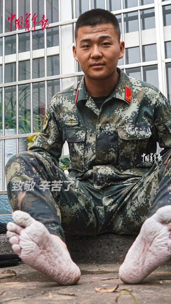 00后战士连续救灾8小时,双脚被积水浸泡得发白皲裂!中国青年报