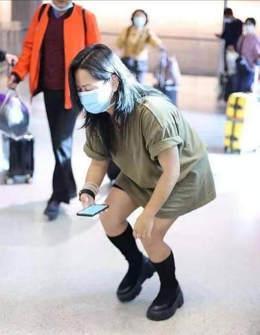 何洁身材越来越走样了穿宽大t恤配短裤颜值美艳四肢壮实