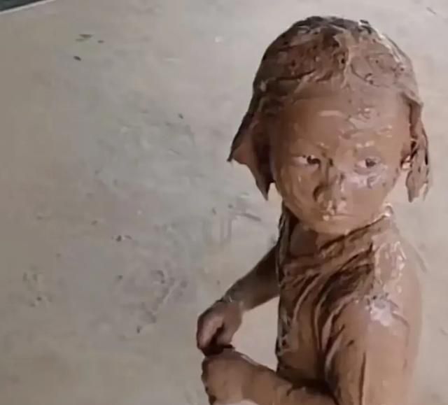 浙江台州一女子寻找女儿,看到一个“小泥人”,拿根藤条追了上去休闲区蓝鸢梦想 - Www.slyday.coM