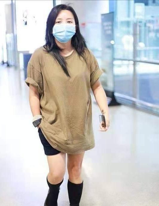 何洁身材越来越走样了穿宽大t恤配短裤颜值美艳四肢壮实