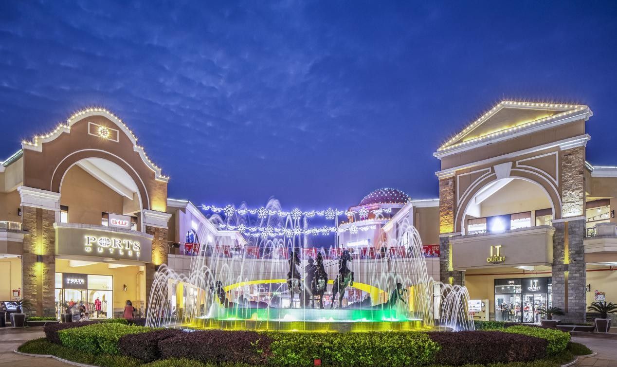 温情本次"纵夏生活节·星空市集"是武汉百联奥莱为应对高温暴热天气