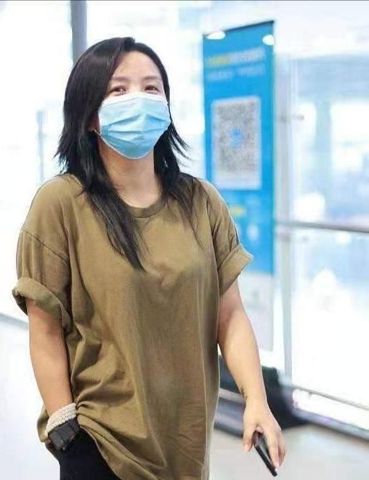 何洁身材越来越走样了穿宽大t恤配短裤颜值美艳四肢壮实