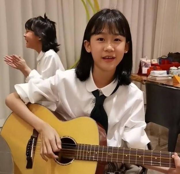 鲍蕾晒女儿弹吉他照片,12岁的贝儿颜值超高,和陆毅一模一样!休闲区蓝鸢梦想 - Www.slyday.coM 鲍蕾晒女儿弹吉他照片,12岁的贝儿颜值超高,和陆毅一模一样!休闲区蓝鸢梦想 - Www.slyday.coM