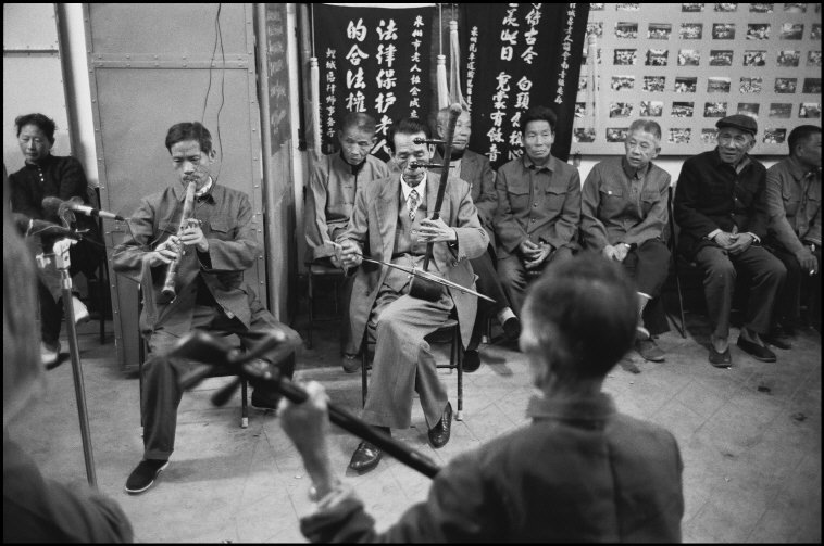 老照片  1988年福建泉州  游客坐在老君岩上拍照留影休闲区蓝鸢梦想 - Www.slyday.coM