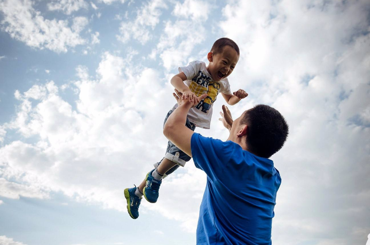 爸爸带娃玩一天的样子走红