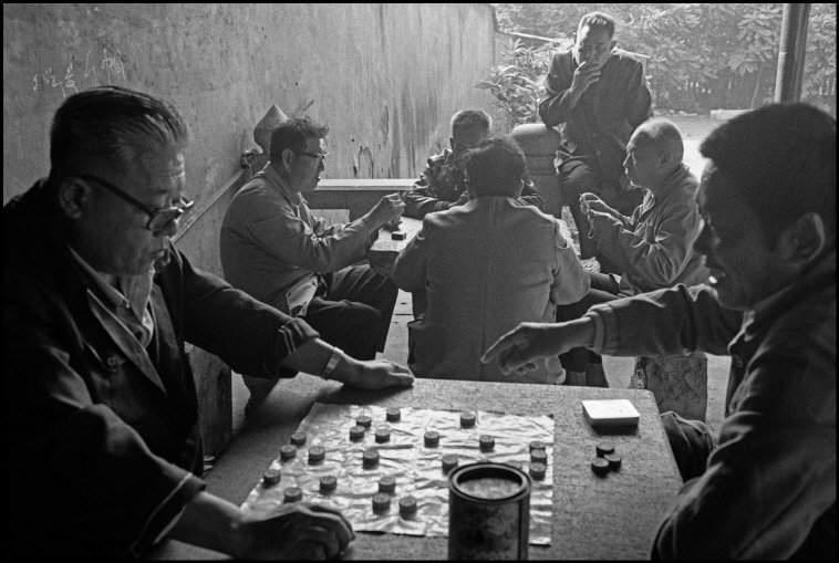 老照片  1988年福建泉州  游客坐在老君岩上拍照留影休闲区蓝鸢梦想 - Www.slyday.coM