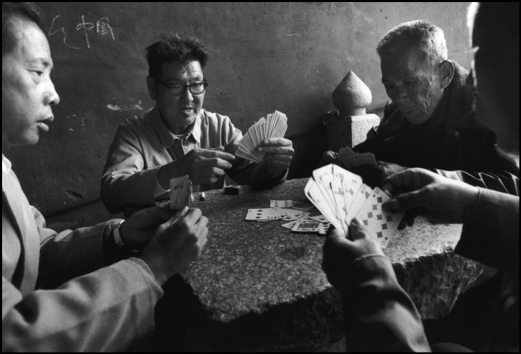 老照片  1988年福建泉州  游客坐在老君岩上拍照留影休闲区蓝鸢梦想 - Www.slyday.coM