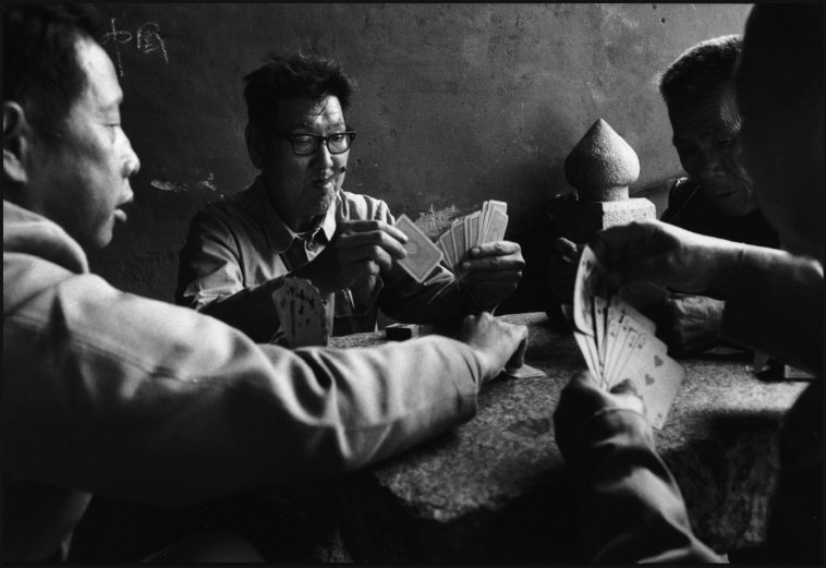 老照片  1988年福建泉州  游客坐在老君岩上拍照留影休闲区蓝鸢梦想 - Www.slyday.coM