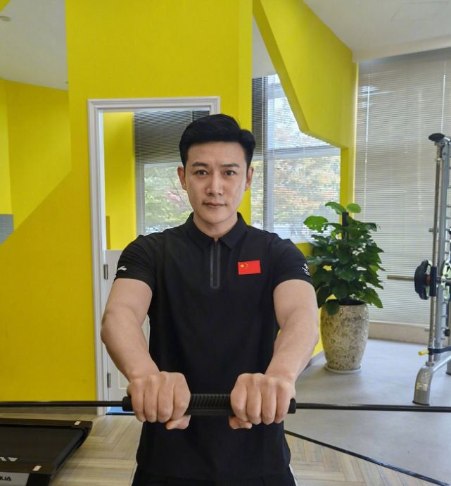 鲍蕾晒女儿弹吉他照片,12岁的贝儿颜值超高,和陆毅一模一样!休闲区蓝鸢梦想 - Www.slyday.coM 鲍蕾晒女儿弹吉他照片,12岁的贝儿颜值超高,和陆毅一模一样!休闲区蓝鸢梦想 - Www.slyday.coM