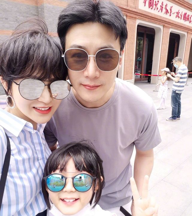 鲍蕾晒女儿弹吉他照片,12岁的贝儿颜值超高,和陆毅一模一样!休闲区蓝鸢梦想 - Www.slyday.coM 鲍蕾晒女儿弹吉他照片,12岁的贝儿颜值超高,和陆毅一模一样!休闲区蓝鸢梦想 - Www.slyday.coM