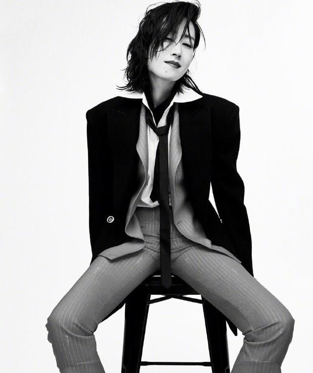 单身女神刘敏涛气质太好淡妆出镜不扮嫩黑色套装更加沉稳迷人