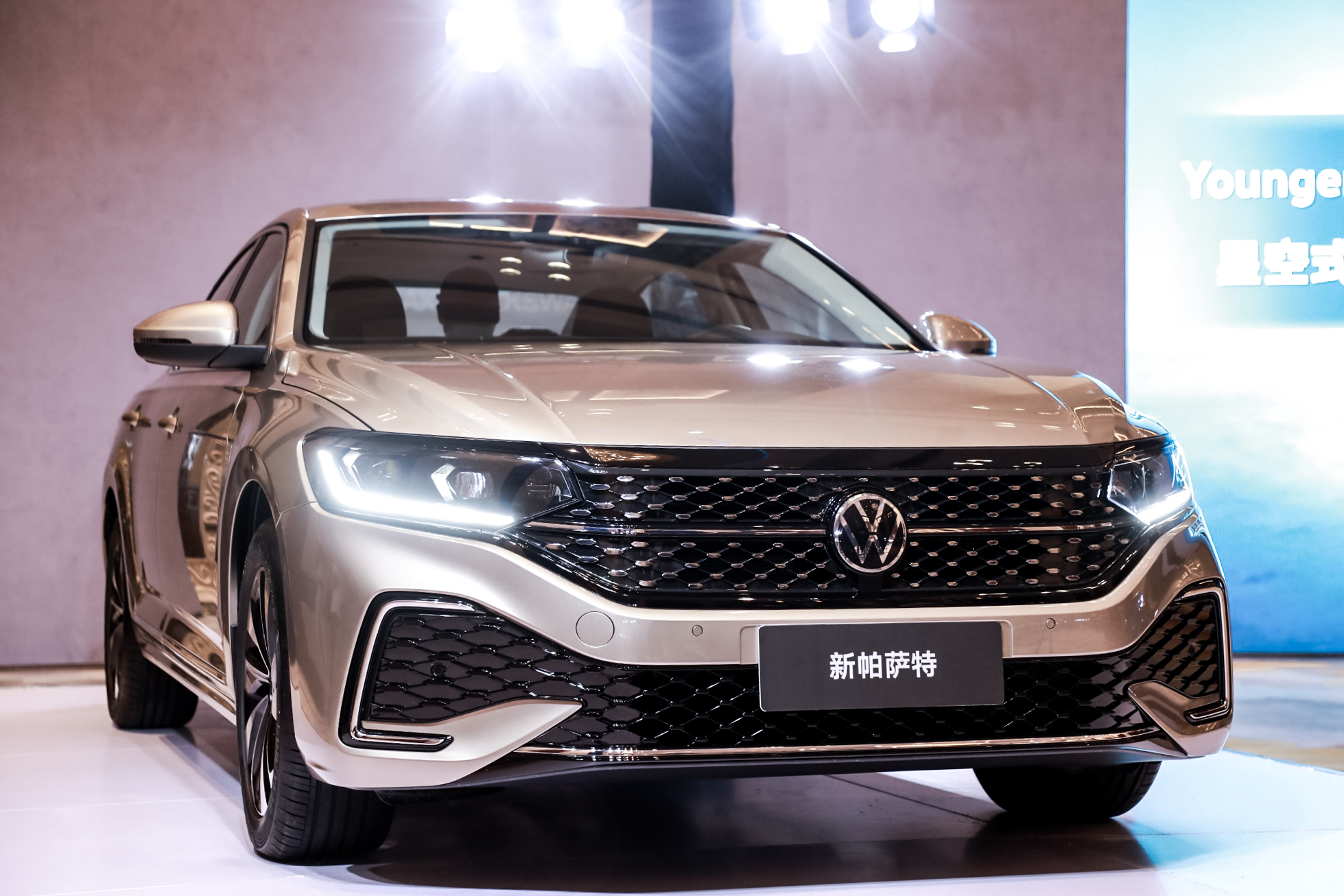 终于不再套娃全新帕萨特正式亮相换装全新前脸又要火了