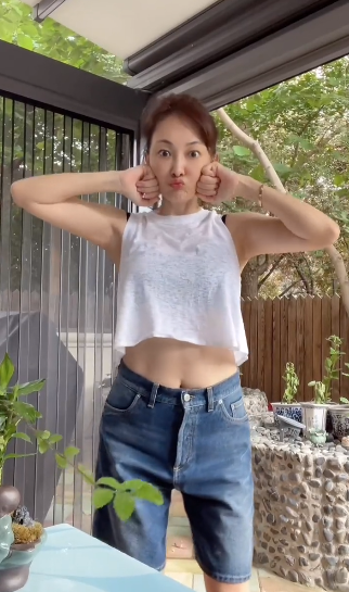 牛莉秀身材马甲线抢眼透视上衣若隐若现白到反光状态不像48岁