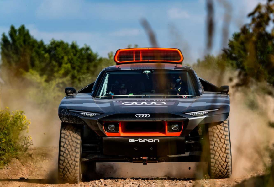 奥迪rs q e-tron达喀尔拉力赛车发布