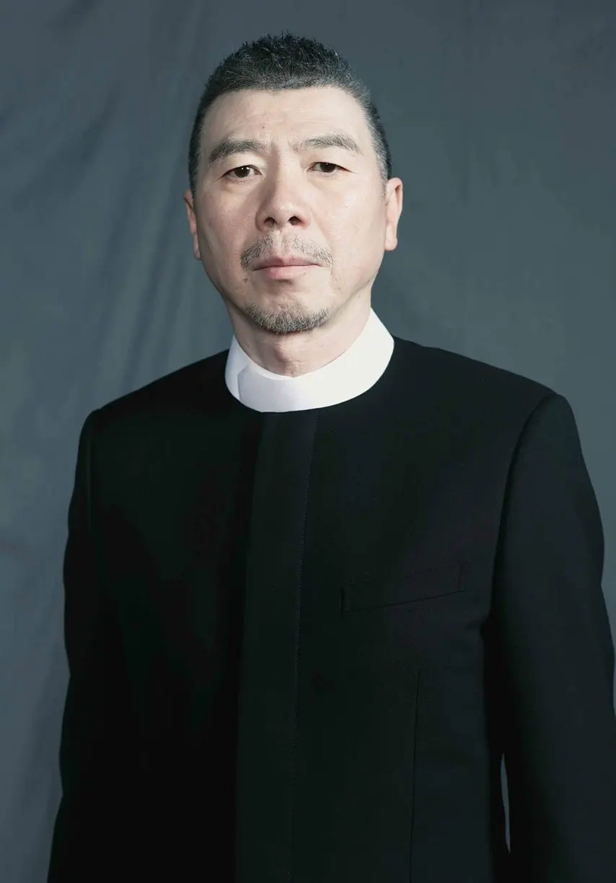 冯小刚成了今年电影圈第一个吃螃蟹的人只是这次吃得有些争议