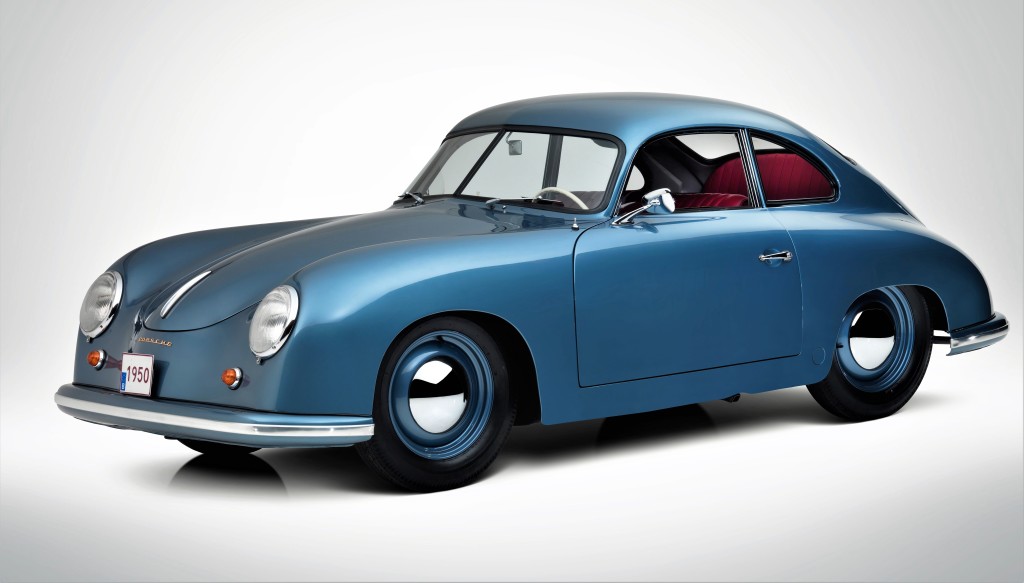 这款深受甲壳虫影响的车型,就是保时捷非常经典的356型跑车.