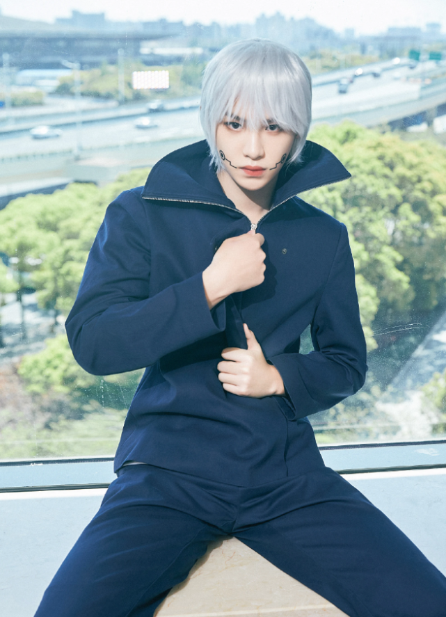 在动漫潮流行的今天,黄明昊也开始走cosplay路线,这次就带上以白色