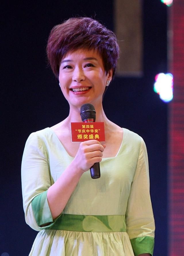 王雪纯不太像主持人,私下穿搭小家子气,不过倒是挺减龄的