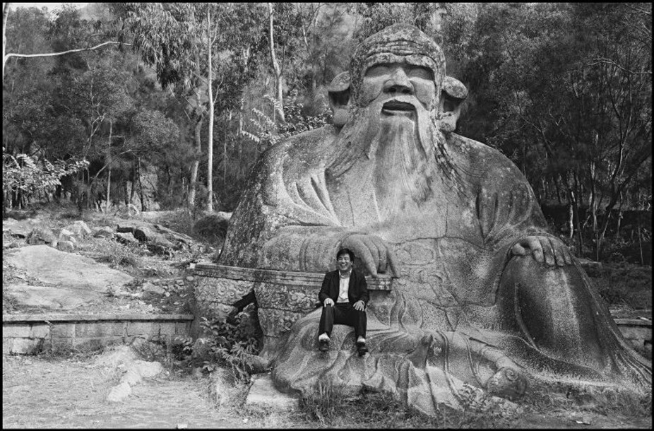 老照片  1988年福建泉州  游客坐在老君岩上拍照留影休闲区蓝鸢梦想 - Www.slyday.coM