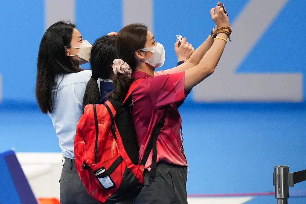 郭晶晶还拿起手机，为两名选手拍照 图源：视觉中国