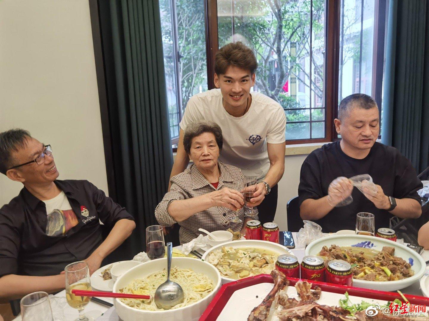 中国泳军新一代领军人徐嘉余：小学时的梦想就是“世界冠军”休闲区蓝鸢梦想 - Www.slyday.coM