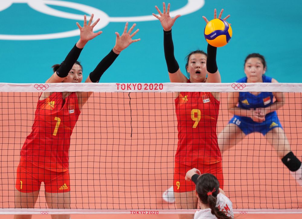 中国队球员张常宁（中右）在比赛中拦网。新华社记者 杨世尧 摄