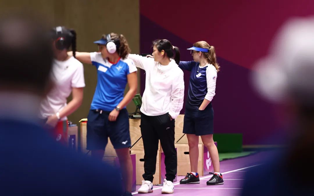 姜冉馨女子10米气手枪摘铜，儿时练射击只为静静心休闲区蓝鸢梦想 - Www.slyday.coM